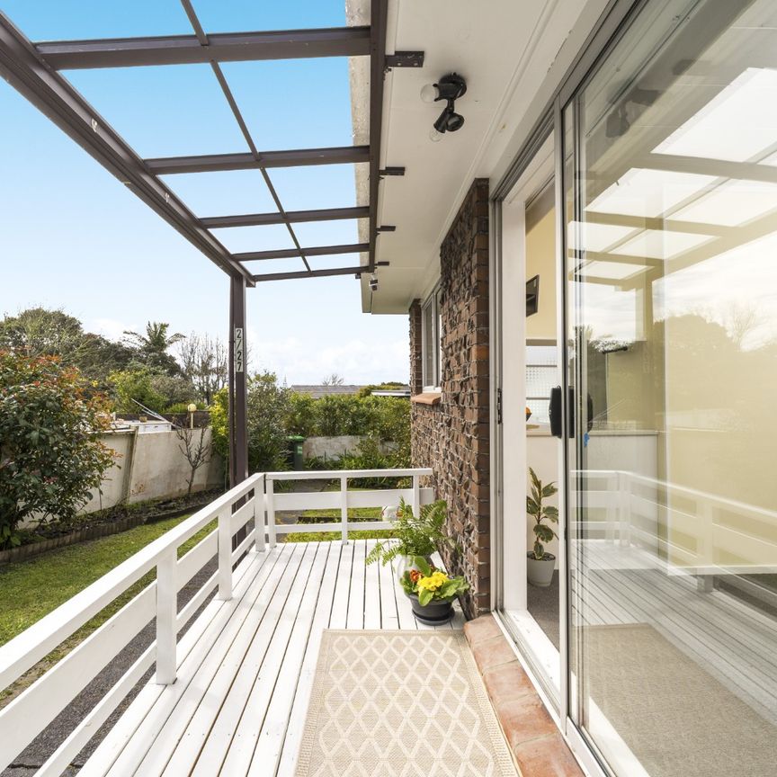 West Is Best – Cozy 2-Bedroom Standalone Home with Spacious Living - Photo 1