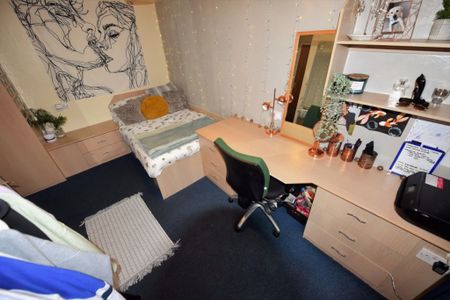 4 bedroom House in Elizabeth Street, Leeds - Photo 5