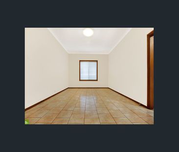 Beautifully Spacious Family Home - Lawn Maintenance Included For Yo... - Photo 4