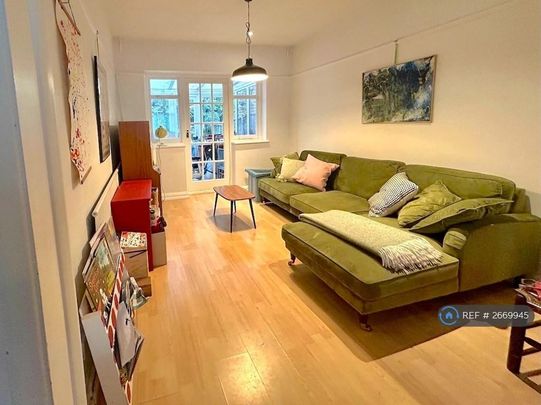 3 bedroom semi-detached house to rent - Photo 1