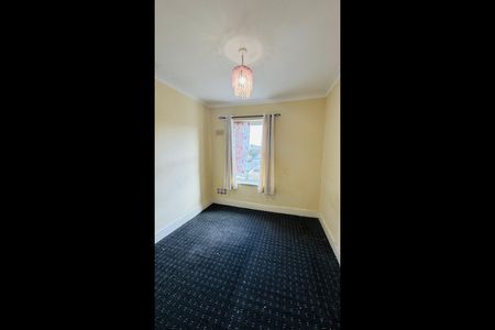 3 Bed End Terrace, Lambourne Road, IG3 - Photo 3