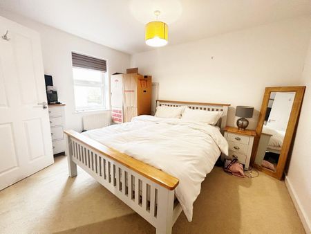 4 bedroom detached house to rent - Photo 2