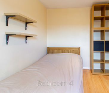Room 5 - Photo 1
