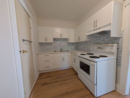 Newly Renovated 2-Bedroom Unit with Sun Room in Welland! - Photo 5