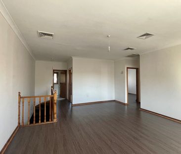 Large bright shop top 2-bedroom flat - Photo 4