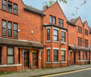 Room in a Shared House, Coronation Street, M5 - Photo 1