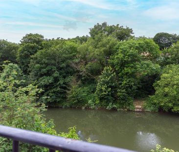 Avon Close, - Photo 3