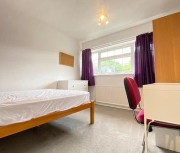 4 bedroom semi-detached house to rent - Photo 4