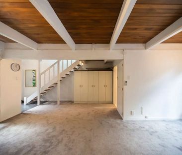 Low maintenance, Great location - Photo 5