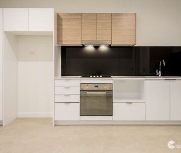 Spacious Two Bedroom Apartment - Convenient Location!! - Photo 2