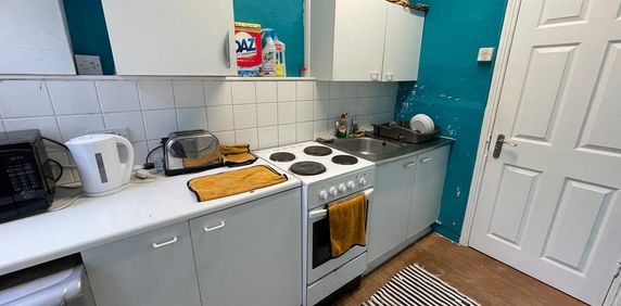 1 bedroom in a flat share to rent - Photo 2