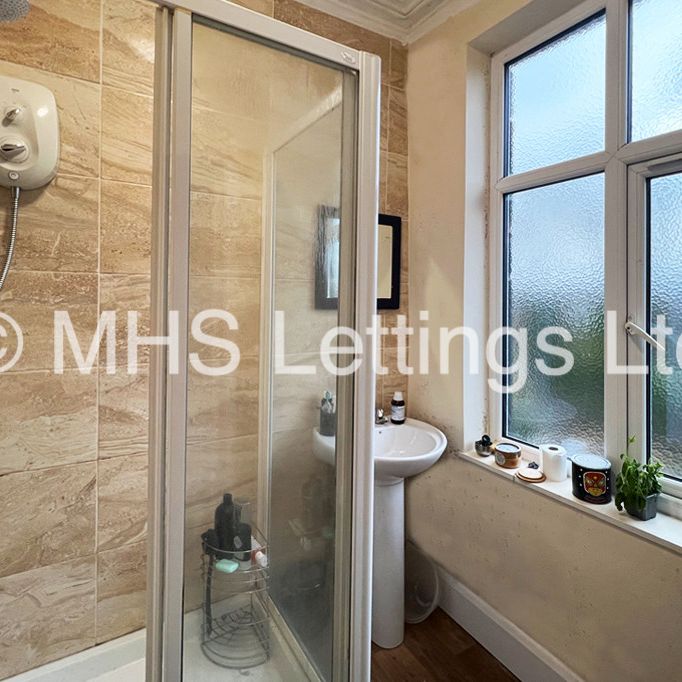 6 Bedroom Mid Terraced House for rent in Victoria Road - Photo 1