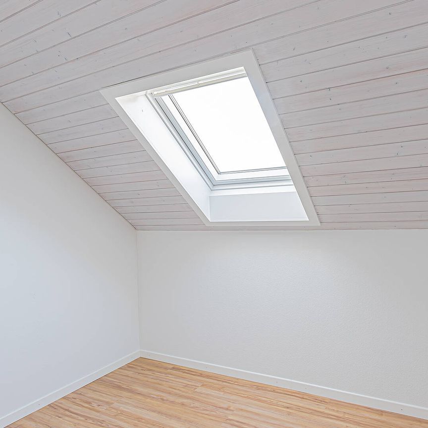 Renovierte Dachwohnung an ruhiger Lage mit traumhafter Aussicht! - Photo 1