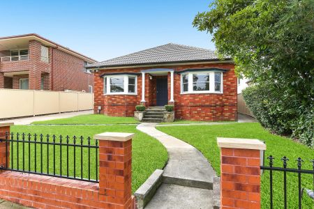 Character charm family home - Photo 3