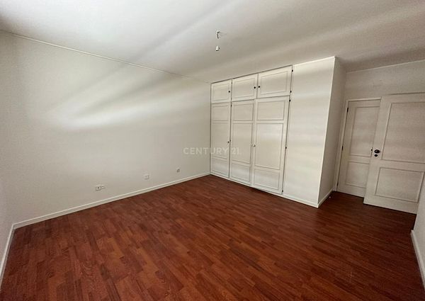 Apartamento T4 para arrendar em Pinheiro Manso