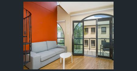 Two Storey, New York Style Apartment - Photo 5