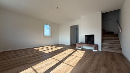Helle 4 1/2-Zimmer-Wohnung mit Balkon und Kamin in Bonstetten - Photo 2