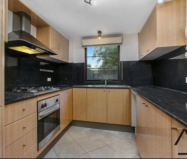 Tri Level Townhouse in the heart of Alexandria - Photo 2