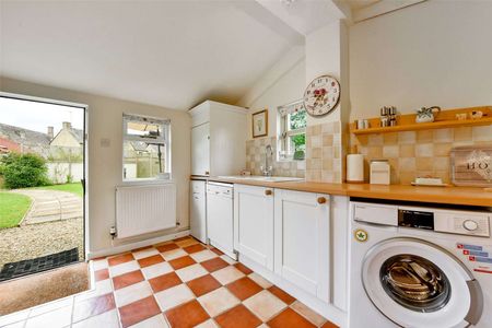 Beautifully presented two bedroom semi-detached cottage in the heart of Quenington. - Photo 4