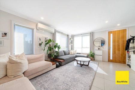 Lovely and Modern Family Home - Close to Amenities - Photo 3