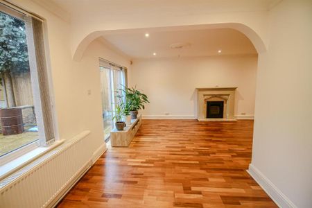 4 bedroom detached house to rent - Photo 2