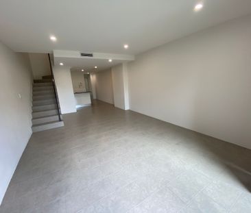 LARGE SPLIT LEVEL APARTMENT - Quality Built Building - Photo 4