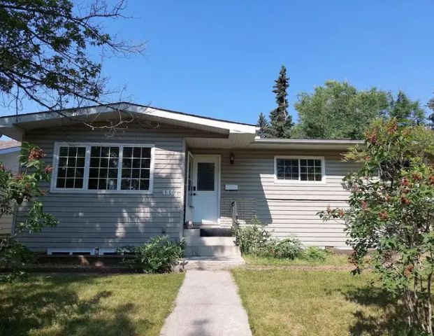 New renovated large 4 bedroom unit near U of C. Close to bus stop and grocery | 4807 Brisebois Drive Northwest, Calgary - Photo 1