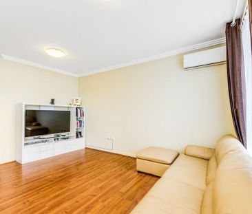Spacious 3 Bedroom Apartment In Exceptional Location - Photo 4