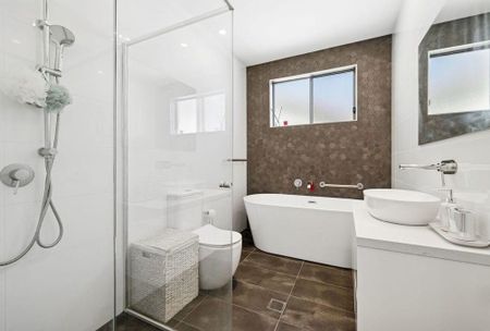 Luxuriously Designed, Stylish And Sun Kissed Executive Style Four Bedroom Family Oasis In A Blue Ribbon, Park-Side Location - Photo 5