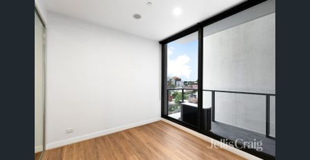 Stylish Northcote Apartment – Prime Location - Photo 3