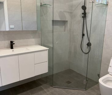 Modern Two-Bedroom Flat with Appliances Included - Photo 2