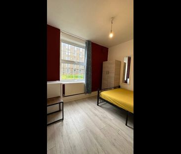 Room in a Shared Flat, Chicksand House, E1 - Photo 5