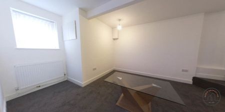 12 Wrangthorn Terrace, Leeds, LS6 1HH - Photo 2