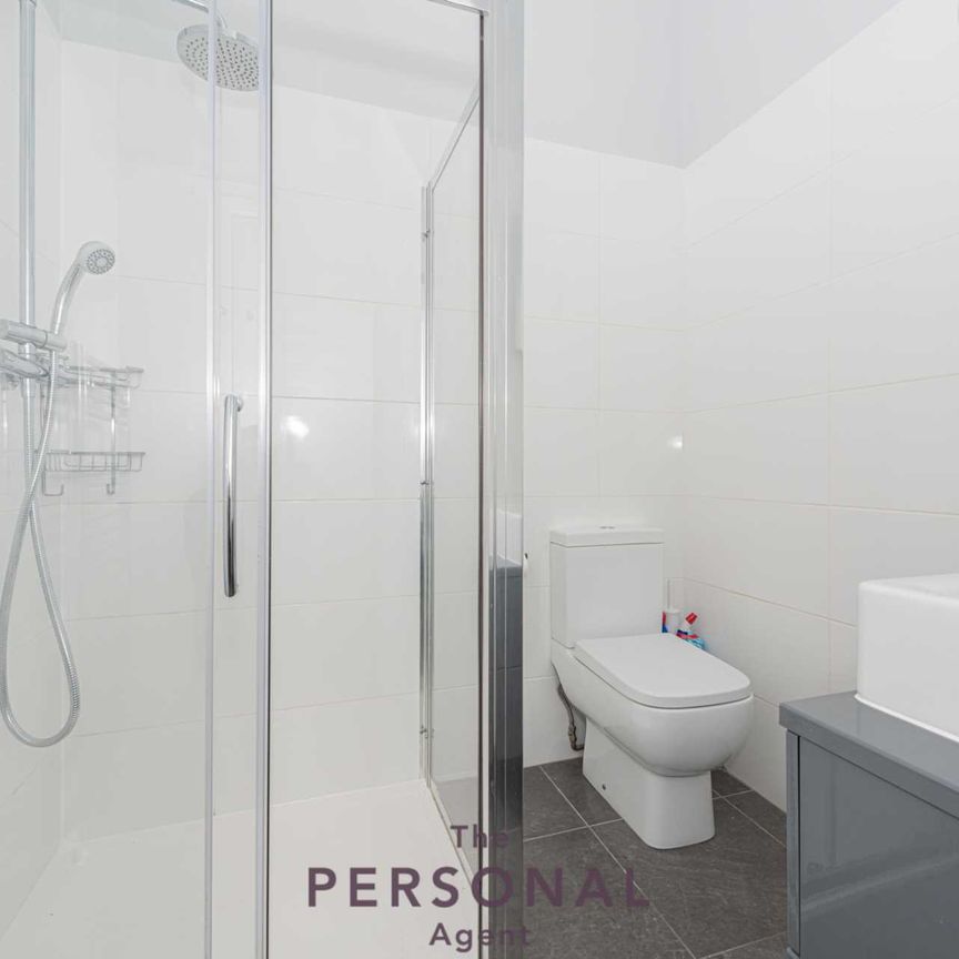 Dirdene Close, Epsom - Photo 1