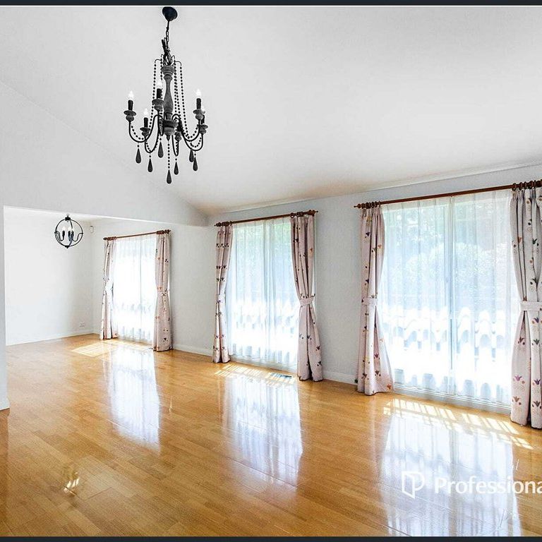 Charming Residential House in Mount Waverley - Photo 1