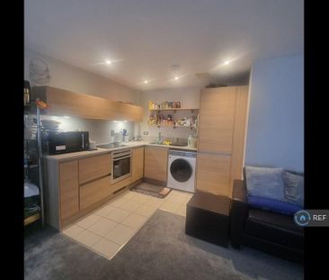 1 bedroom in a flat share to rent - Photo 2