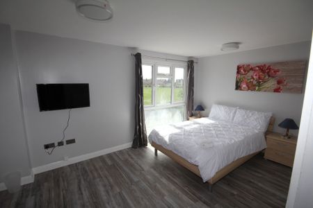 Greatfields Drive, Uxbridge, UB8 - Photo 4