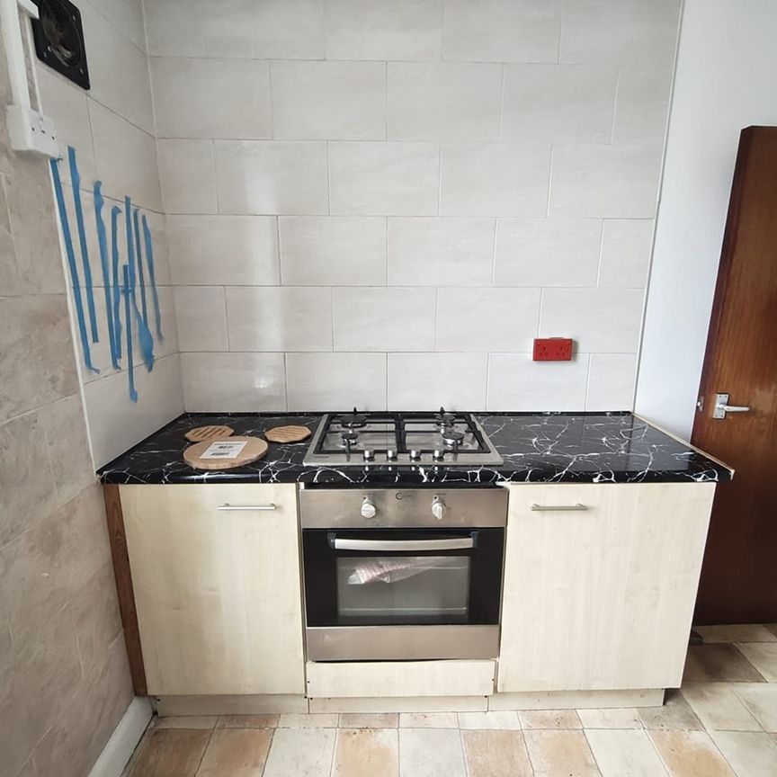 Room in a Shared House, Pascal St, M19 - Photo 1