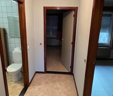 Ruim appartement in het centrum met 2 slaapkamers en lift. - Photo 5