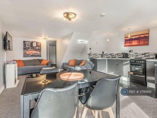 3 bedroom flat to rent - Photo 1