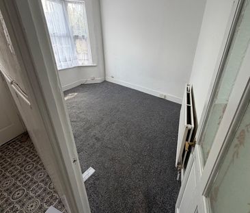 3 Bed Detached House, Queen Elizabeth Road, E17 - Photo 3
