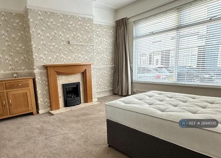 1 bedroom in a house share to rent - Photo 2