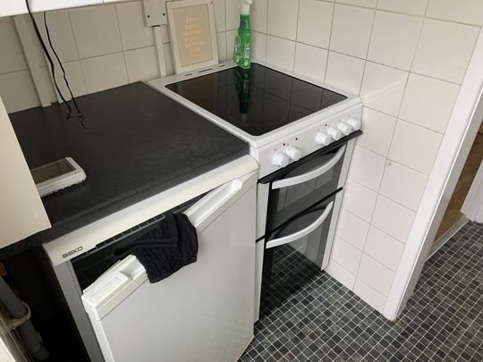 1 bed flat to rent in Bargates, Christchurch, BH23 - Photo 1