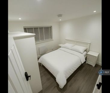 1 bedroom in a flat share to rent - Photo 3