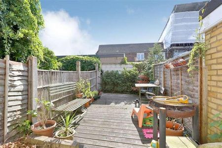St Johns Road, N15 - Photo 4