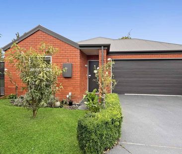 ST ALBANS - THREE BEDROOM & DOUBLE GARAGE - Photo 2