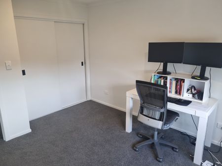 Enjoy easy living in the heart of Hamilton in this brand new, two level, three bedroom home located 2 minutes from Porritt Stadium. - Photo 4