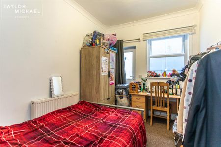 5 bedroom end of terrace house to rent - Photo 3