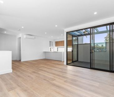 Live Green and Save Money - 6.4 Kilowatt Solar Panels on Roof - Photo 3