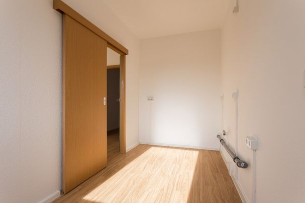 Sehr schön: 2 Bäder, 3 Zimmer, Küche mit Fenster und großer Abstellraum in der Wohnung - Photo 1